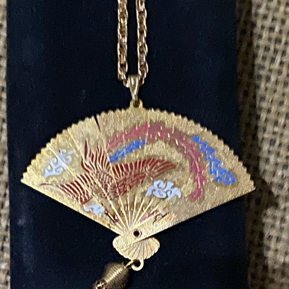Fan necklace foldable